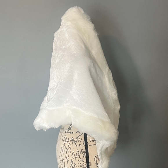 NIP Elegant White Faux Fur Shawl - Picture 2 of 3